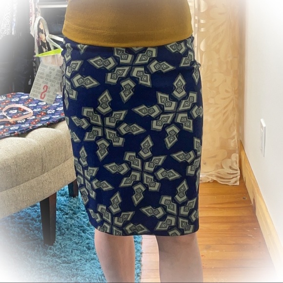 💕Super Cute NWT Lularoe Cassie Pencil Skirt💕 - Picture 3 of 7